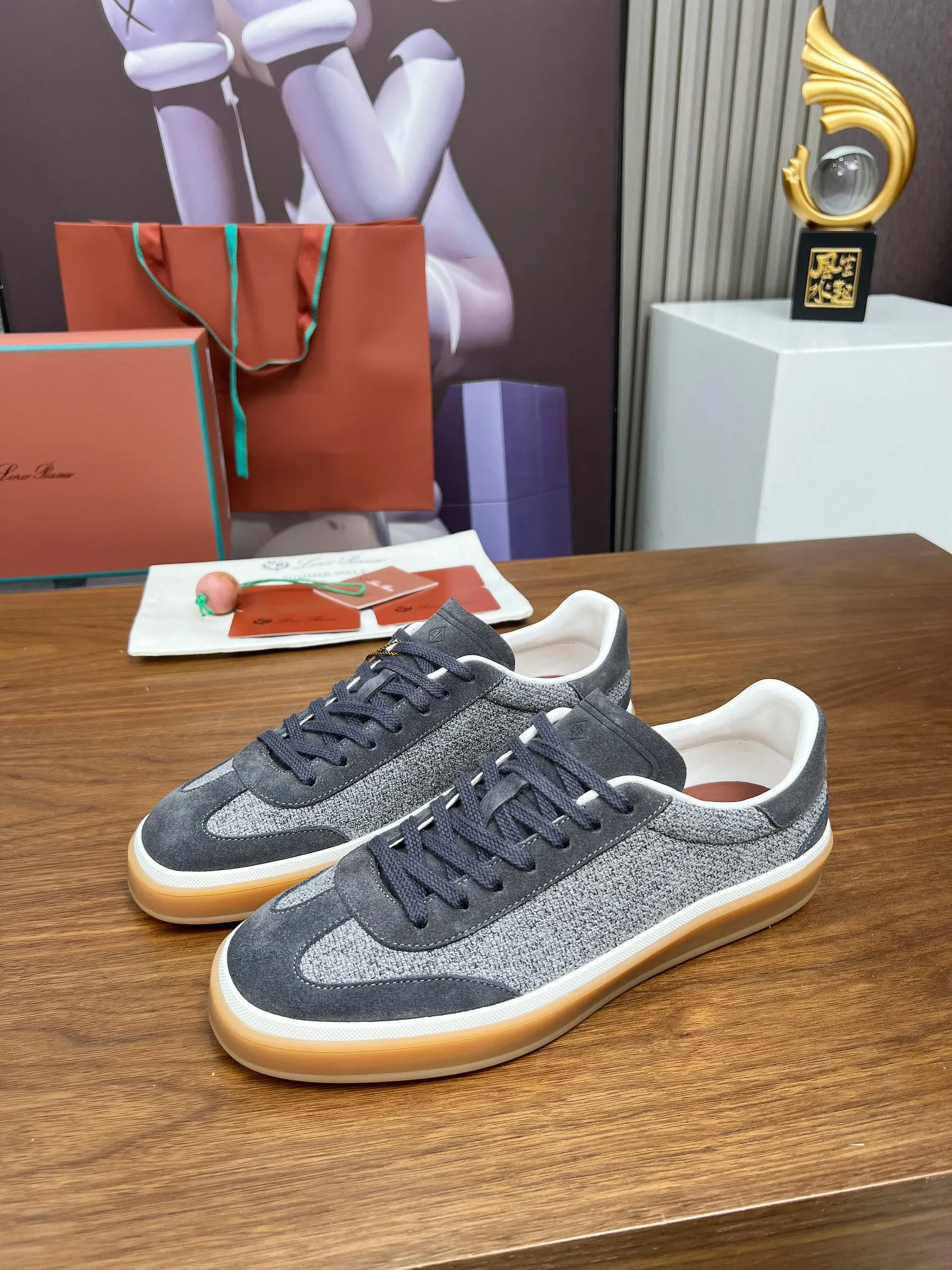 👟👟Ex-factory price 540👟👟Male code +10 purchasing agent grade, high version🦅⛳️Italy [Loro Piana] Tennis walk series LP couple moral training shoes casual sports shoes sneakers🎁🎁 Original purchase development and production This new suede tennis shoe adopts ultra-low design, suitable for wearing all year round👫👫 The wrapped sole creates an effortlessly attractive color combination that harmoniously blends functionality with understated style, making it the ideal shoe for urban wear. Soft calfskin tongue with Kummel color insert at the heel, cotton lace upper with embossed LP logo, cowhide suede sole, rubber-lined calfskin ✦ Upper: special linen ➕ eco-friendly cowhide ✦ lining: cowhide lining ➕ cowhide insole ✦ sole: original molded TPR ultra-light outsole ✦ packaging: original complete package ✦Female size: 35--40 ✦Male size: 39--45